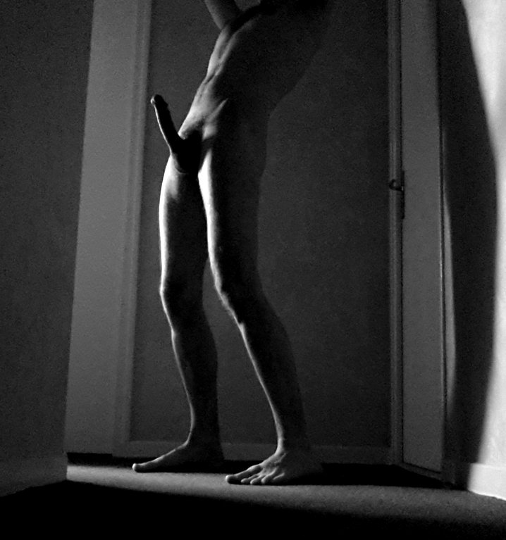 AnthonuFr's tweet photo. Ombre et lumière #erection #sexe #penis Darkness and light #sex #naked #cock https://t.co/gvG6rYduV7