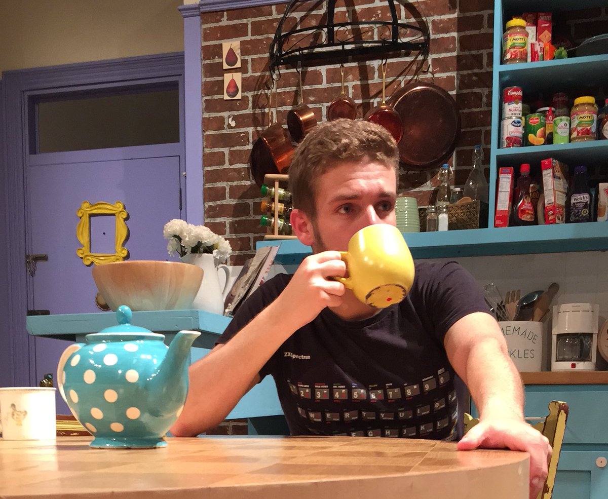 andresdepor's tweet photo. Ayer pasó esto y todavía trato de asimilarlo. Gracias a la gente de @ComedyCentralES por invitarme y sobre todo por soportarme. Qué noche 💙🔥 #FriendsFest https://t.co/A2PZNunXSG