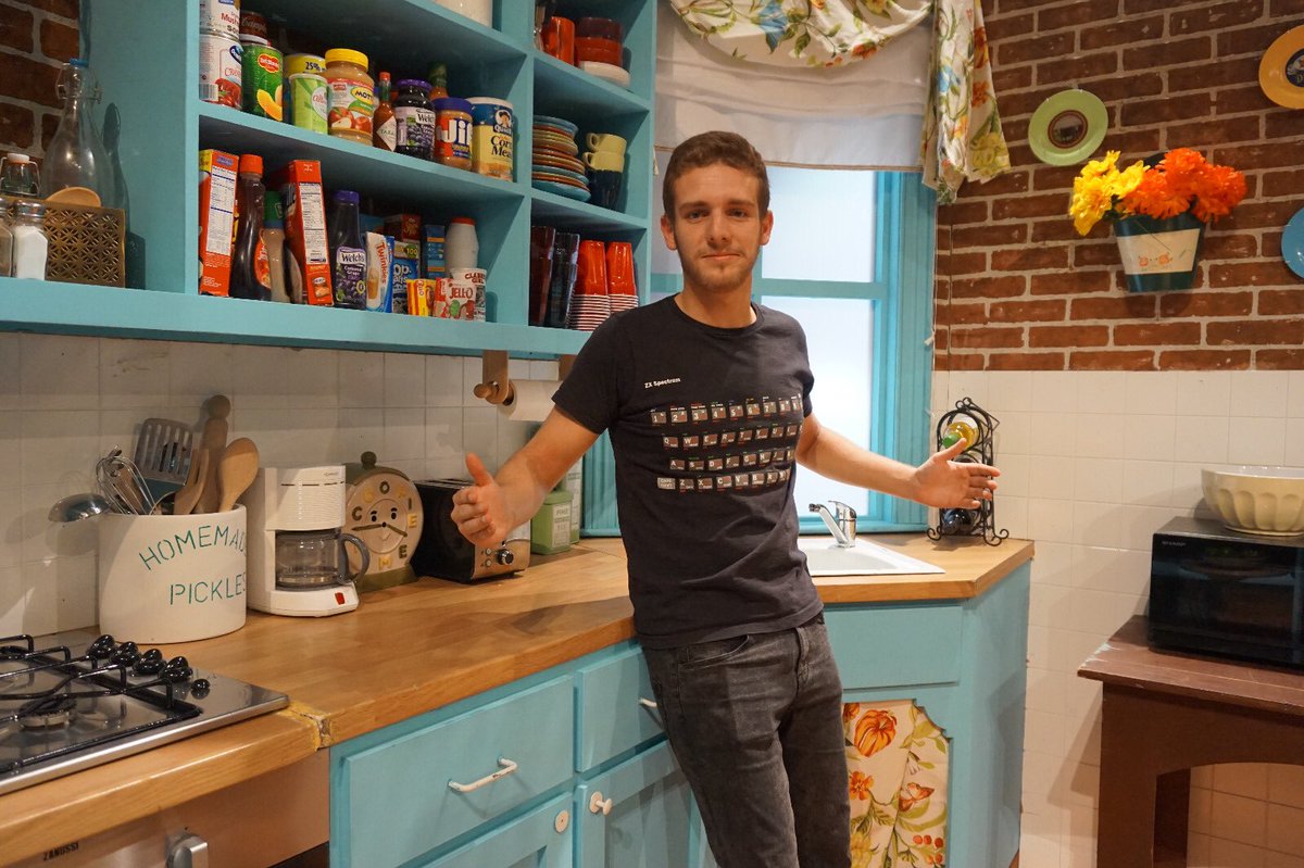 andresdepor's tweet photo. Ayer pasó esto y todavía trato de asimilarlo. Gracias a la gente de @ComedyCentralES por invitarme y sobre todo por soportarme. Qué noche 💙🔥 #FriendsFest https://t.co/A2PZNunXSG