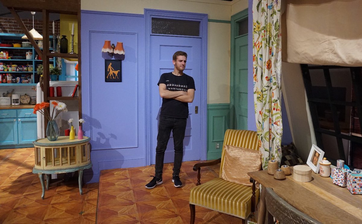 andresdepor's tweet photo. Ayer pasó esto y todavía trato de asimilarlo. Gracias a la gente de @ComedyCentralES por invitarme y sobre todo por soportarme. Qué noche 💙🔥 #FriendsFest https://t.co/A2PZNunXSG