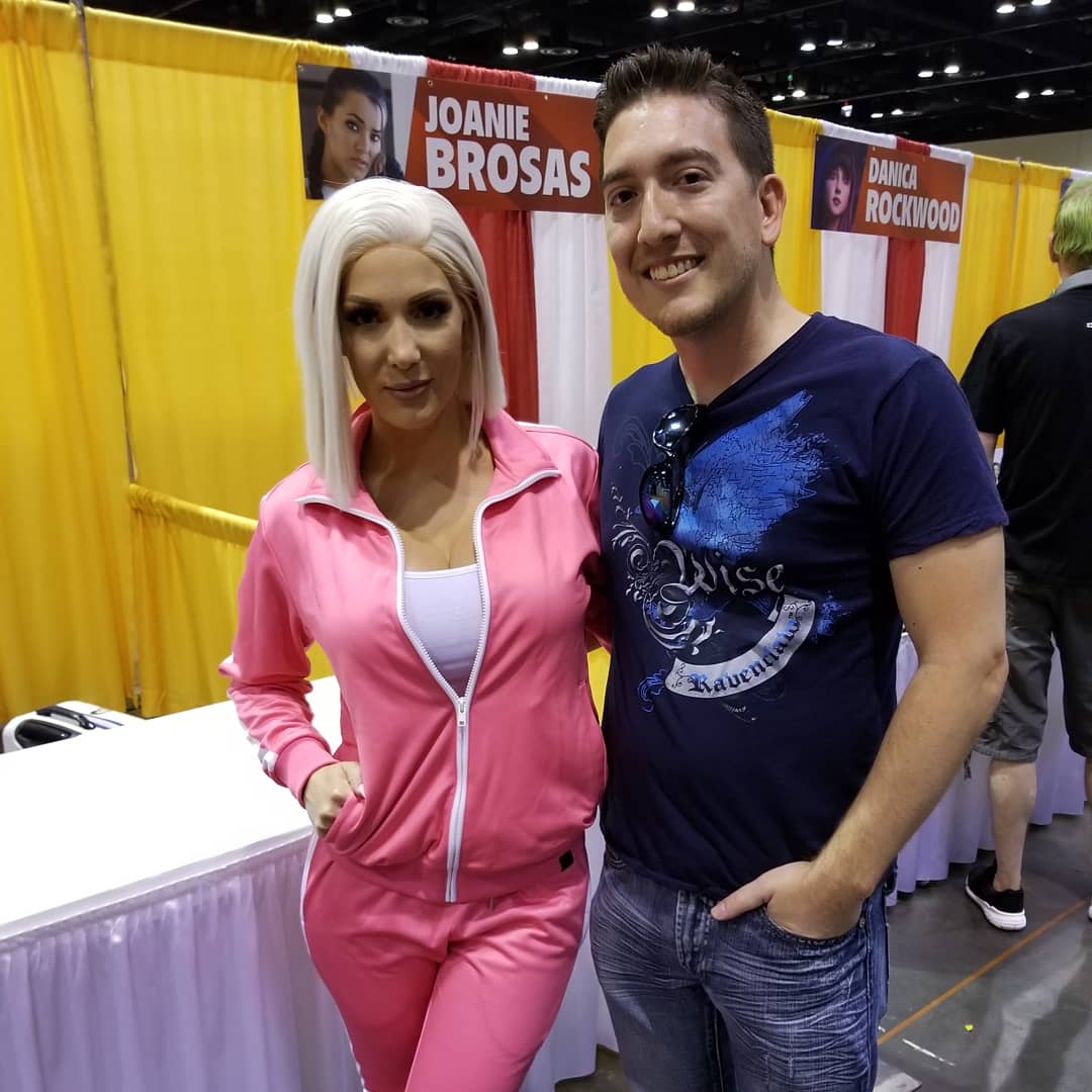 JoelXero's tweet photo. Always great seeing the Hughey's again!
@kristenhughey @brucethehandler
.
.
.
.
.
.
#megacon #megacon2018 #cosplay #cosfamous #ravenclaw #harrypotter #kristenhughey #joelxero #dbz #android18 https://t.co/zMqnInDISS