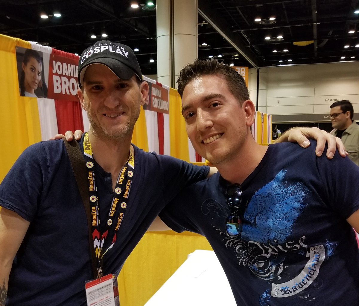 JoelXero's tweet photo. Always great seeing the Hughey's again!
@kristenhughey @brucethehandler
.
.
.
.
.
.
#megacon #megacon2018 #cosplay #cosfamous #ravenclaw #harrypotter #kristenhughey #joelxero #dbz #android18 https://t.co/zMqnInDISS