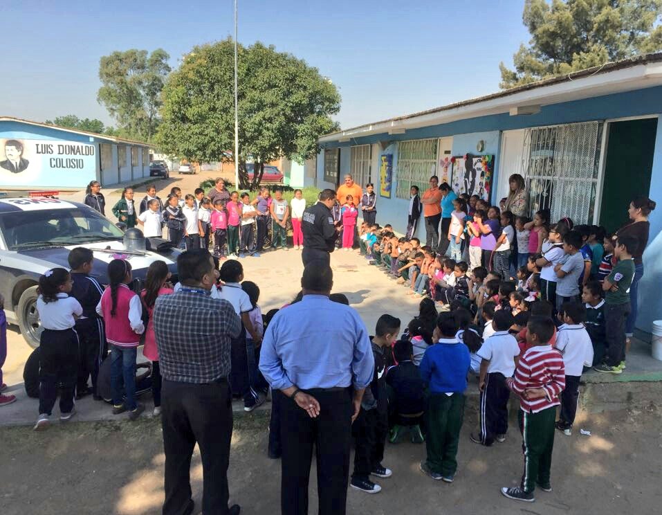 DMSPDGO's tweet photo. #PatrullaInteractiva de la #DMSPDGO visitó esta mañana a los alumnos de la Primaria Luis Donaldo Colosio, lugar donde se interactuo con los niños y se les explicó cuál es la función de la policía en la sociedad, así como medidas de prevención en la vía pública y en el hogar. https://t.co/pk5mVk4HTD