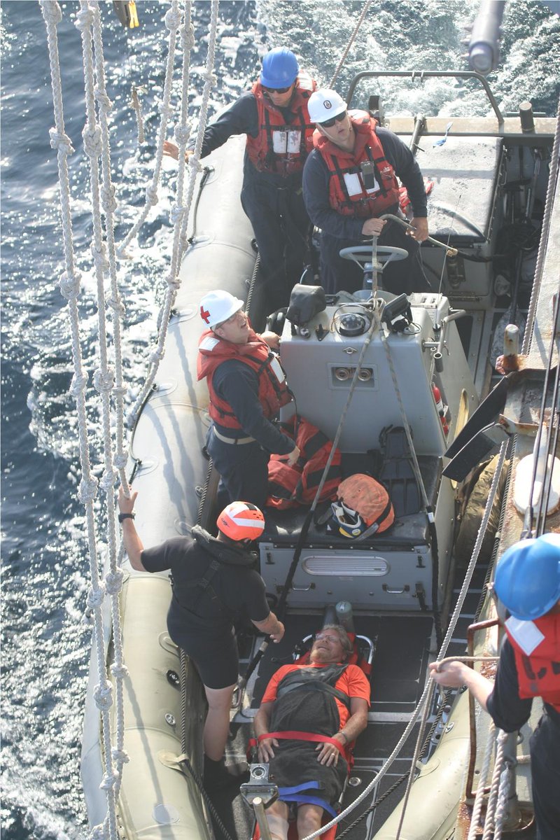 USFleetForces's tweet photo. Sailors from guided-missile cruiser #USSHueCity #CG66 renders emergency medical assistance to an injured fisherman off the coast of Jacksonville, Fla., on May 24, 2018. https://t.co/ssXseZ3WPk