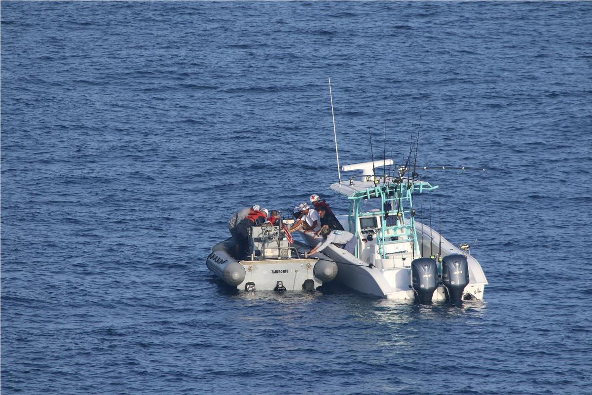 USFleetForces's tweet photo. Sailors from guided-missile cruiser #USSHueCity #CG66 renders emergency medical assistance to an injured fisherman off the coast of Jacksonville, Fla., on May 24, 2018. https://t.co/ssXseZ3WPk