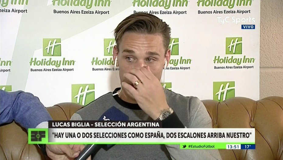 tribunaes's tweet photo. Siempre se ve lo bueno de la vida del futbolista de élite, pero detrás hay una vida de muchas renuncias. Lucas Biglia se emocionó durante una nota en TyC Sports cuando le recordaron una frase de su vieja: "Todo bien con que traiga la Copa, pero a mí me debe el título secundario". https://t.co/JnaSTPfXX2