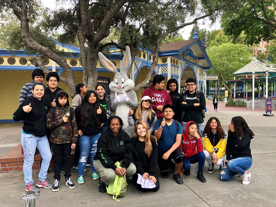 LATeamMentoring's tweet photo. Thank you Six Flags Magic Mountain for a memorable experience to kick off the summer right! Our kids had a blast on their field trip, especially with the awesome photo with Bugs Bunny! #sixflagsfun #schoolfieldtrip #sixflagslosangeles https://t.co/vfkfO3hJW0