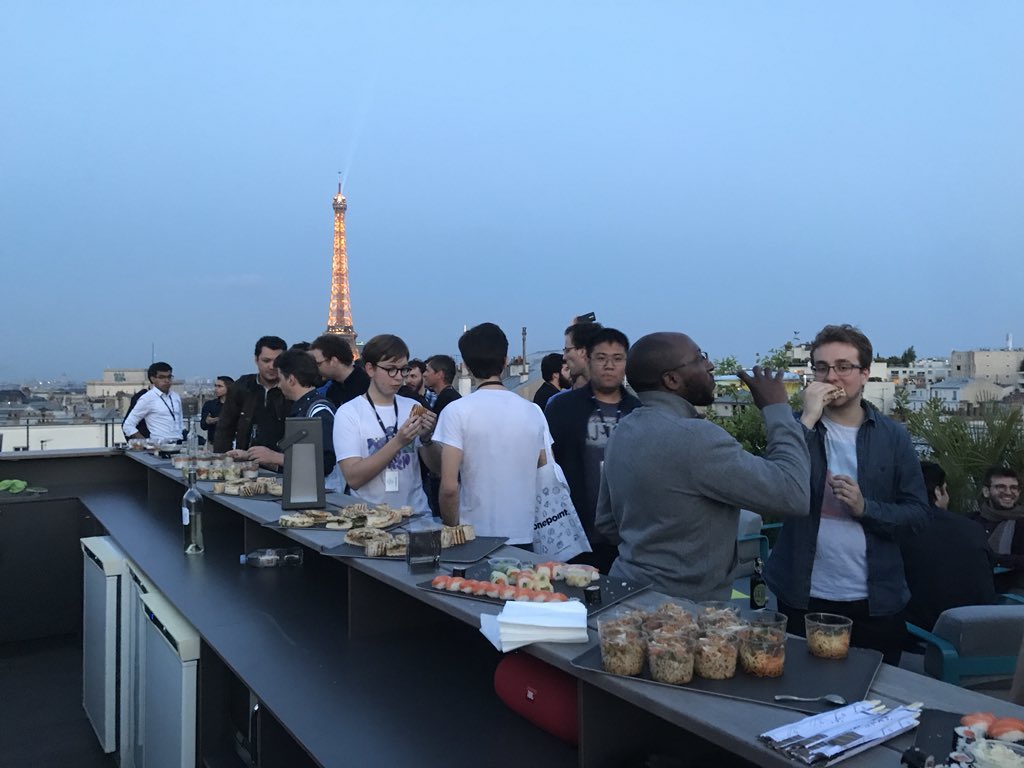onepoint's tweet image. Après l’effort, le réconfort ! Les développeurs terminent ce #ClashOfCode avec @CodinGame sur le #rooftop de @onepoint avec un verre et un buffet 😉