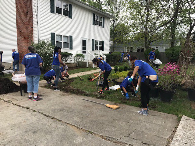 AvalonBay's tweet photo. The #LongIsland team partnered up with @BrightView &amp; @Lowes to refresh the landscaping at New Ground's first two-family home, which will provide housing to homeless veteran families. More about New Ground’s housing program: https://t.co/Y3ptfwQ4Sq #AVBBSC #AVBSpiritofCaring https://t.co/DHyqf9NFsA