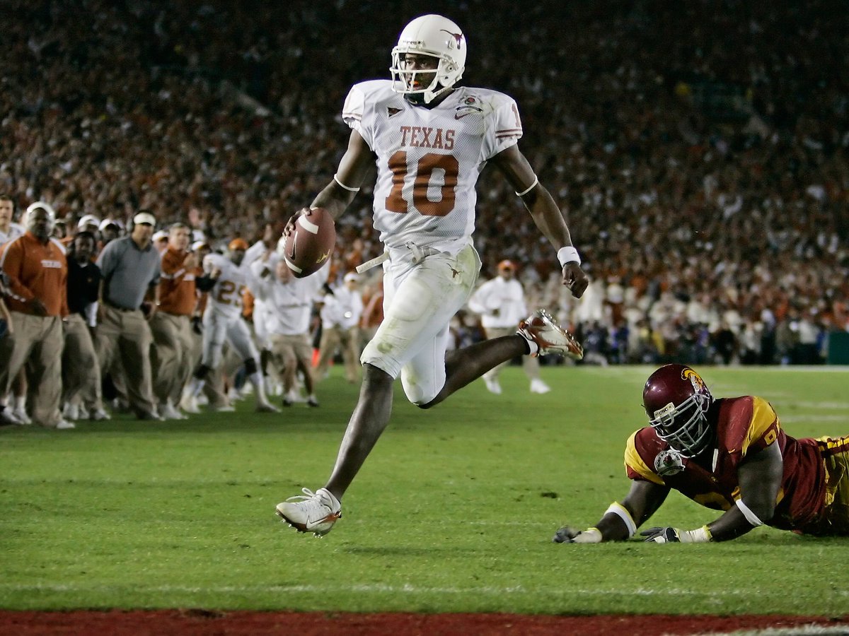 TXSportsLife's tweet photo. Who wore #10 better??

RT ~ Vince Young
Like ~ Robert Griffin III https://t.co/nrppvaRrYI