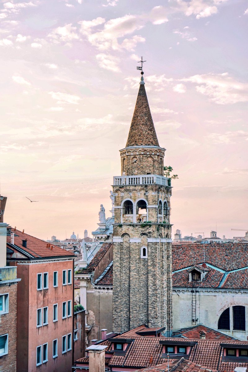 DianaDeLorenzi's tweet photo. Venezia con la Biennale è davvero in fermento. Un calderone d’ispirazione da ogni angolo del mondo. Cin ad una serata da una delle viste più belle; una terrazza che guarda al Canal Grande e lo skyline di una città unica al mondo. Domani Giardini della Biennale. @JTI_global #JTI https://t.co/t20QPmxur1