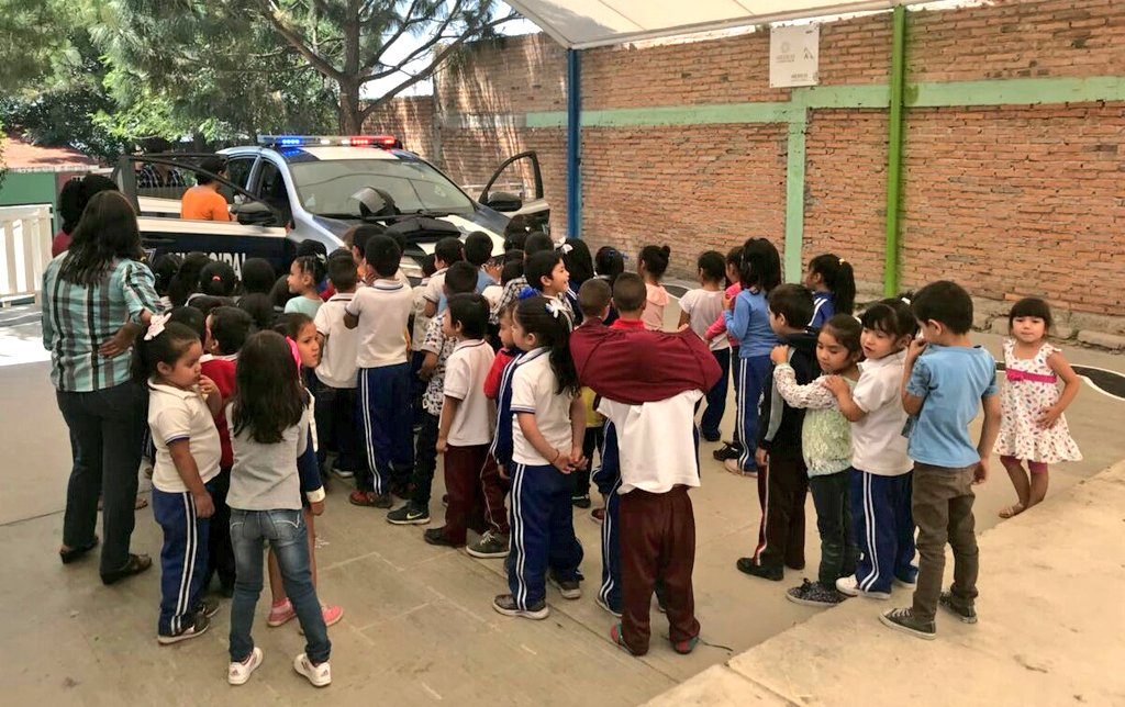 DMSPDGO's tweet photo. Alumnos del "Jardín de Niños Caperucita Roja" recibieron el día de hoy la visita de la #PatrullaInteractiva de la #DMSPDGO patrulla con la que tuvieron la oportunidad de aprender el significado de los códigos luminosos y y sonoros, que son utilizados en caso de una  emergencia. https://t.co/BcvBr62PvA