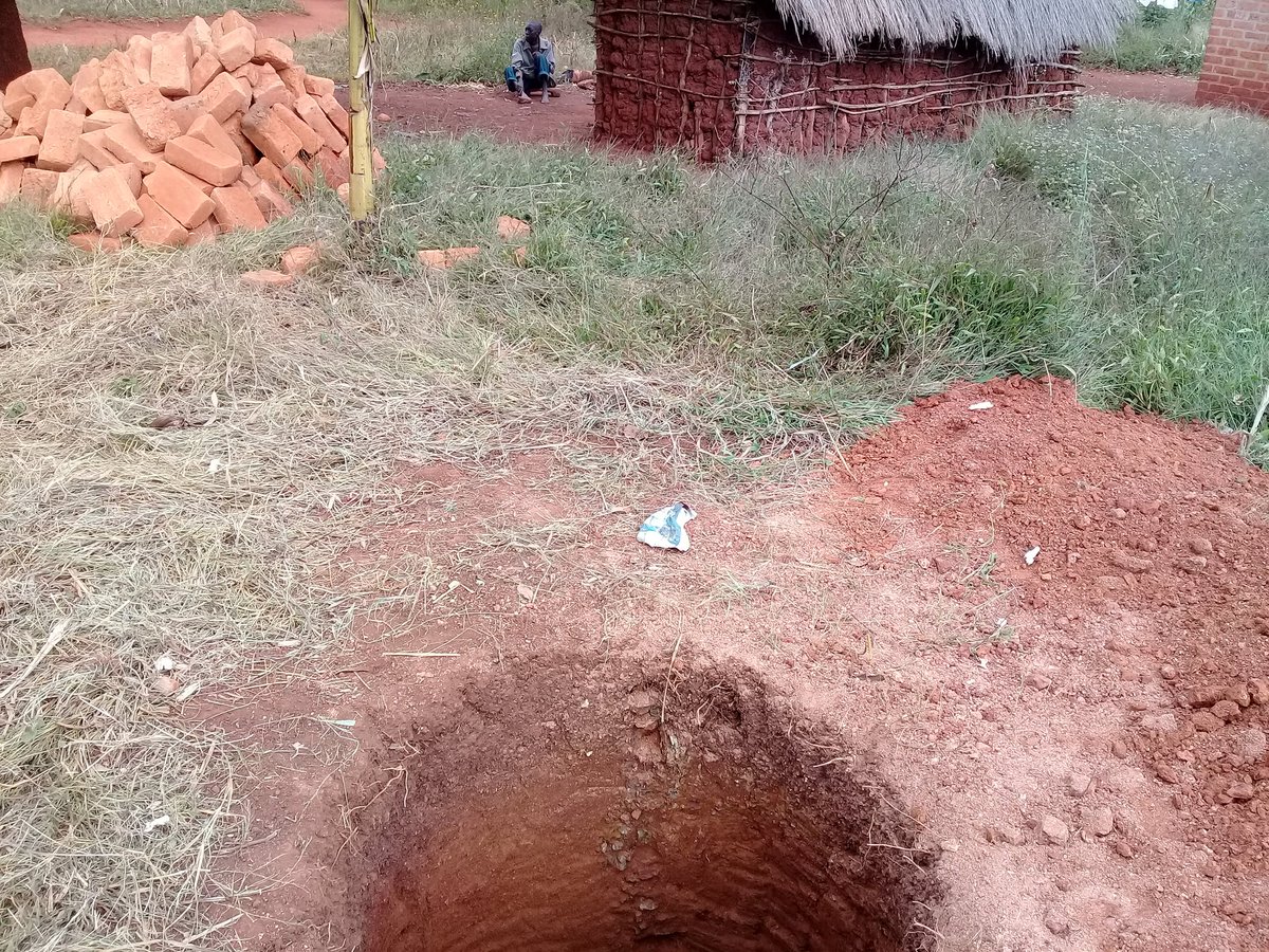 IssackKatabizi's tweet photo. Katika harakati za kuhakikisha kuwa mradi wa kusaidia ujenzi na upatikanaji wa vyoo bora na vya mfano kwa kaya maskini hususani wazee na walemavu ktk kijiji cha #Rusohoko #Kibondo #Kigoma.
 @Kiganyi_ @Kiganyi_ @mr_mkaa96 @JonasEm03308937 @OxfamTz @illomo_seth @billmarwa https://t.co/f6rDmjKEg2