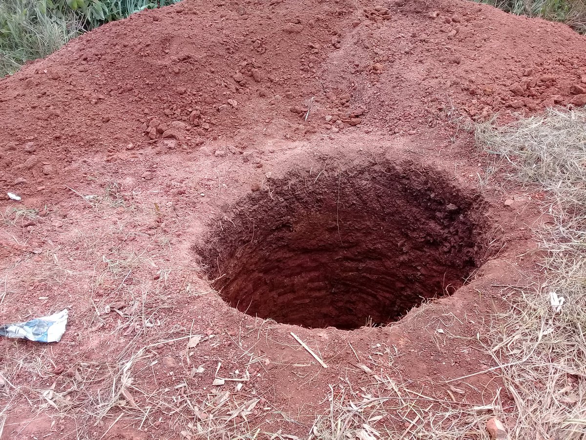 IssackKatabizi's tweet photo. Katika harakati za kuhakikisha kuwa mradi wa kusaidia ujenzi na upatikanaji wa vyoo bora na vya mfano kwa kaya maskini hususani wazee na walemavu ktk kijiji cha #Rusohoko #Kibondo #Kigoma.
 @Kiganyi_ @Kiganyi_ @mr_mkaa96 @JonasEm03308937 @OxfamTz @illomo_seth @billmarwa https://t.co/f6rDmjKEg2