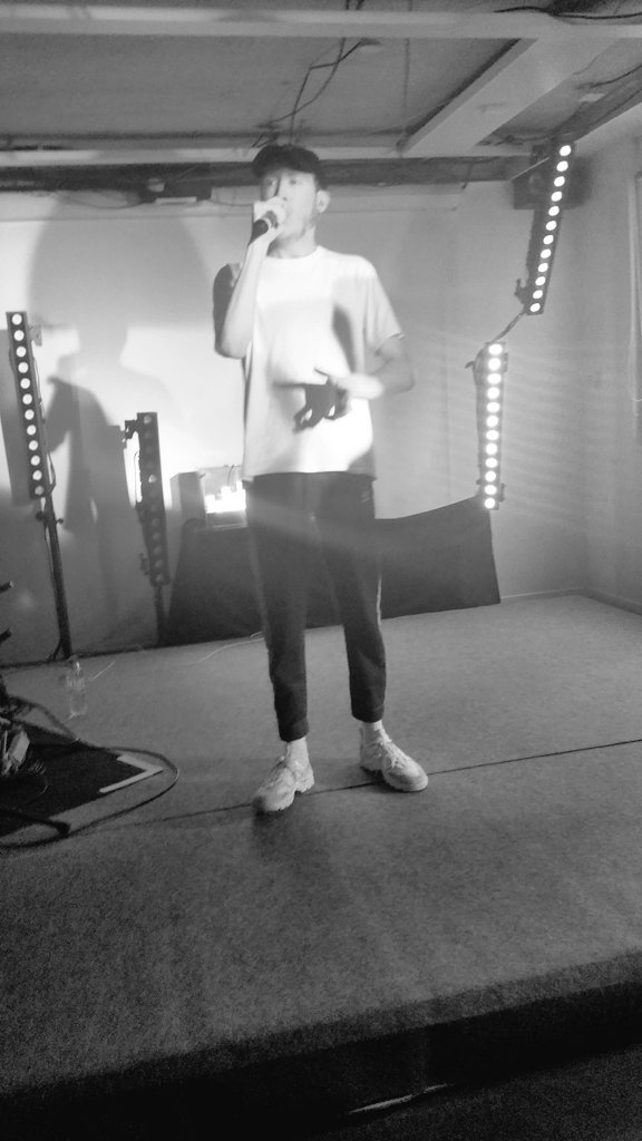 clea122's tweet photo. Un live surprise de @eddydepretto merci #deezerFr #deezerVip https://t.co/YZJtv86Dj1