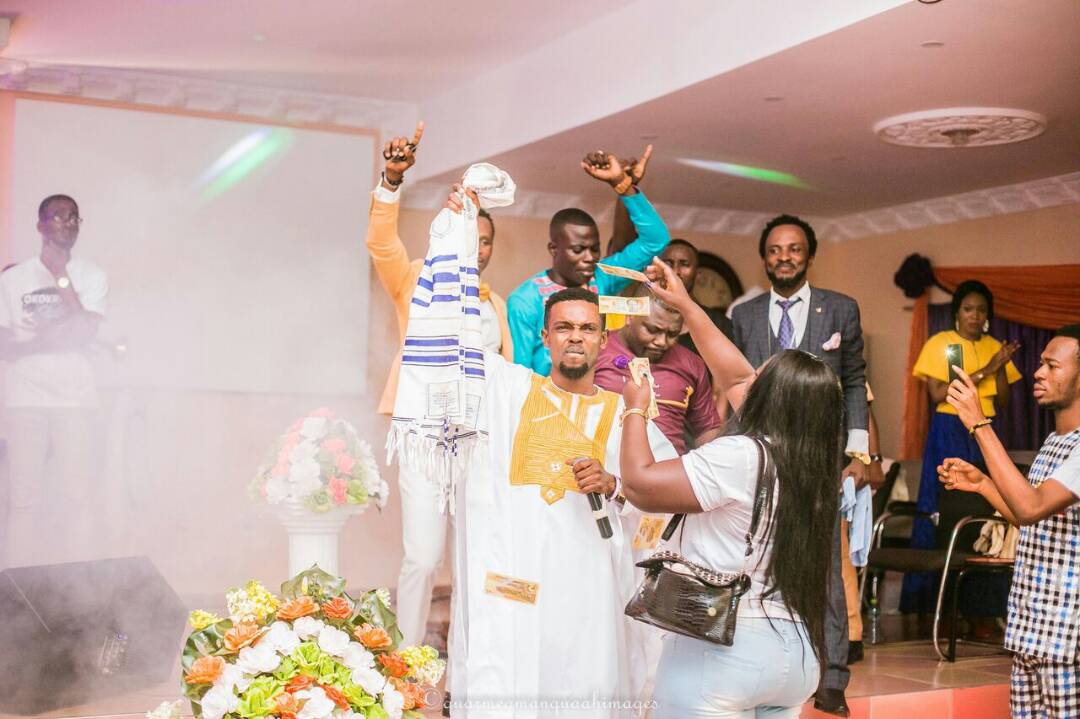 ADOM_FOLIE1's tweet photo. I CAN ASSURE U THAT, THERE ARE  TRUE WORSHIPPERS  AND GENUINE MEN OF GOD IN THE SYSTEM https://t.co/CNFAnWp2q1