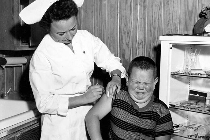 HistoryPhotosUy's tweet photo. Un pequeño Luis Alberto Mulnedharer (más conocido como "El Colorado de Omar Gutiérrez") en la primera campaña de vacunación contra la gripe. Policlínica Playa Pascual, Montevideo, 1955. https://t.co/mXeDTKpAo1