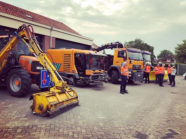 JNRozendaal's tweet photo. Uitgebreider kennisgemaakt met de medewerkers van ‘domein ruimte’ en de buitendienst (incl hun mooie wagenpark). #wasleuk https://t.co/7nG5zEmanH https://t.co/5m9ymPQAjy