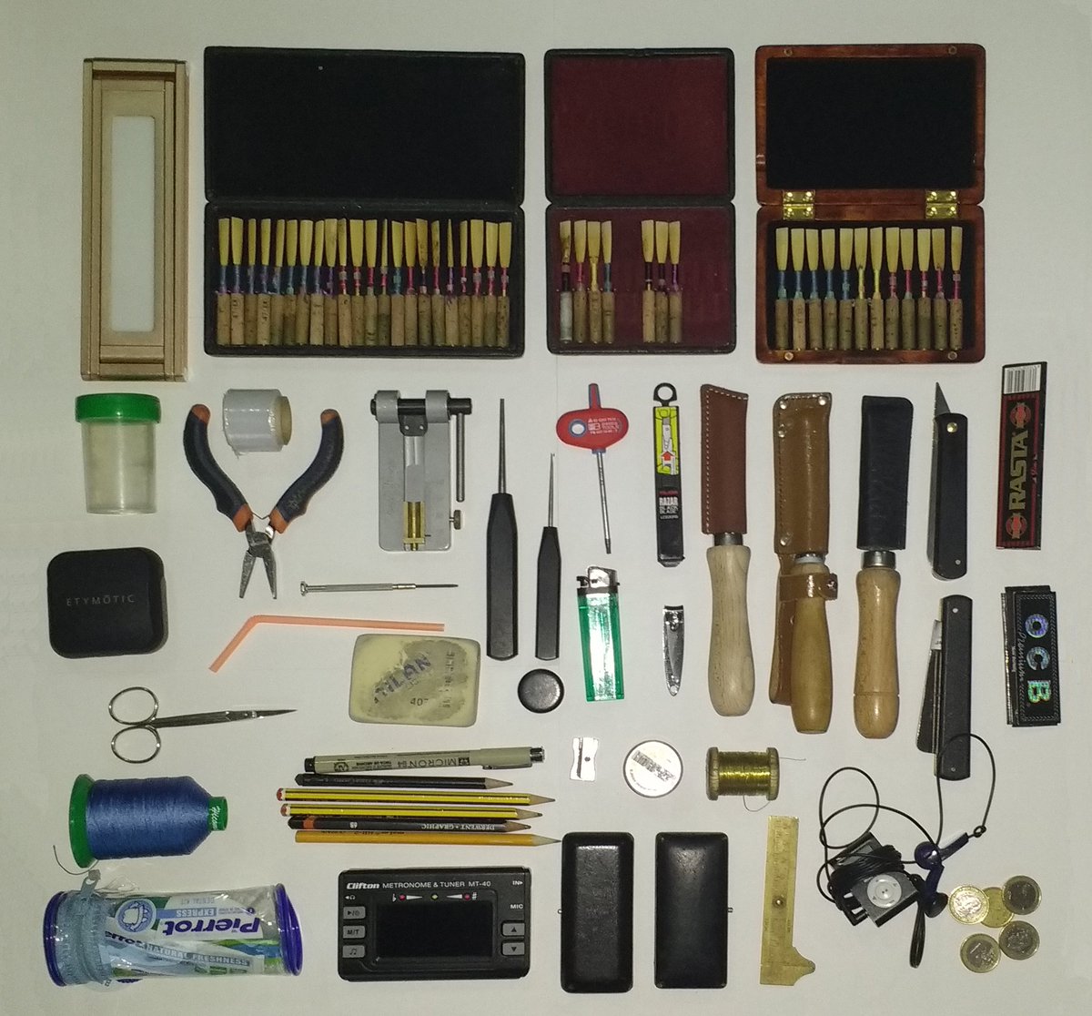 emiliocastello's tweet photo. Cuando me preguntan ¿que llevas en la mochila que pesa tanto? siempre respondo: el oboe y un par de cosas más #OboeTools #DoubleReedTools #4kgdeHerramientasyMaterialVariado @OSRMurcia https://t.co/jGeVDMr7r7