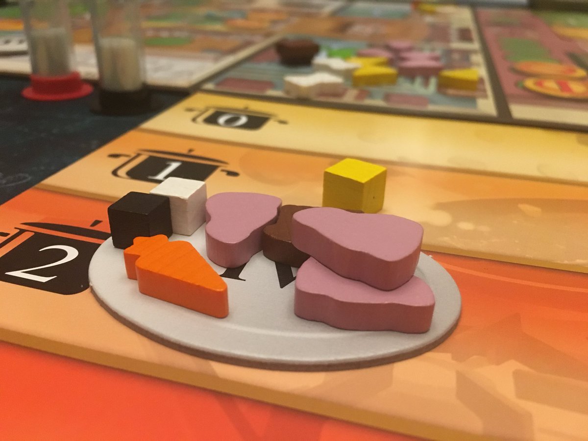 MeepleChef's tweet image. Muy divertido este #Kitchenrush de @ArtipiaGames. De momento ni reputación ni victoria, hemos encontrados más sal en los platos que hierbas... @b1x1n. Tendremos que mejorar 🤣
