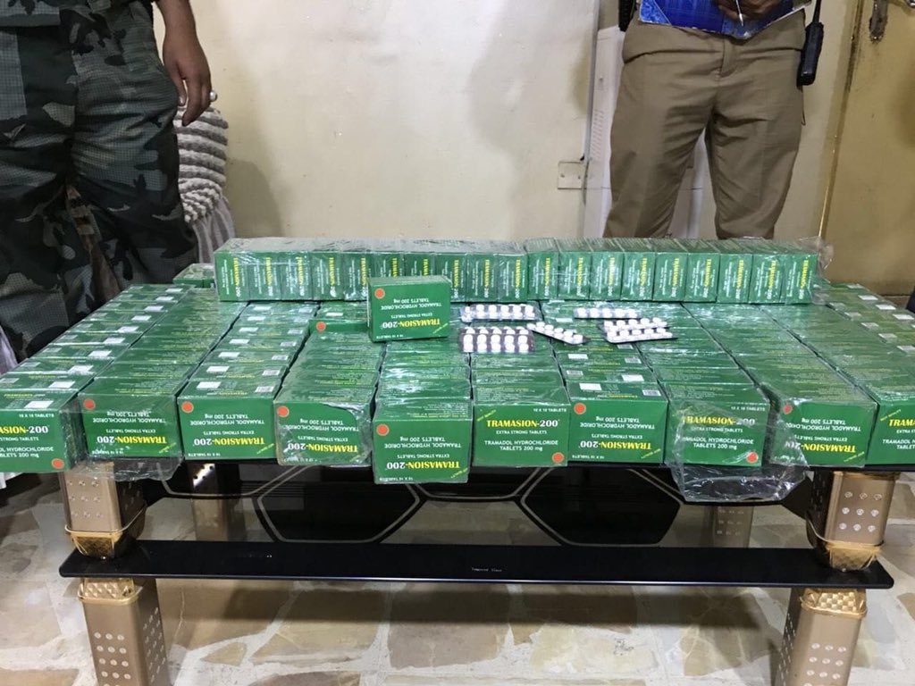 saadmaanoficial's tweet photo. الناطق باسم الداخلية : الشؤون الداخلية والامن في  البصرة ووفق معلومات  تتمكن من إلقاء القبض على متهم يقوم بالمتاجرة بالمواد المخدرة داخل البصرة بعد تشكيل فريق عمل و استحصال الموافقات القضائيه ونصب كمين محكم و بحوزته حبوب مخدرة بواقع(١٥٤) كارتون (١٥٤٠ ) شريط 
(١٥٤٠٠) حبة https://t.co/rasVqKQ3Ow