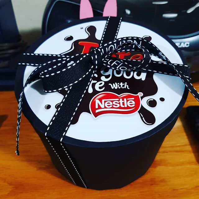 araijain's tweet photo. Some surprise chocolates from @NestleSA to keep me warm this winter #TasteTheGoodLife #TheLifesWay #Photoyatra #aashishRai #Blogger #SocialMediaInfluencer #Johannesburg #SouthAfrica #GalaxyNote8 #DoBiggerThings #techJournalist #shotwithmygalaxy #Instaimages #Youwant2Seemore … https://t.co/tLFuwyfJwA