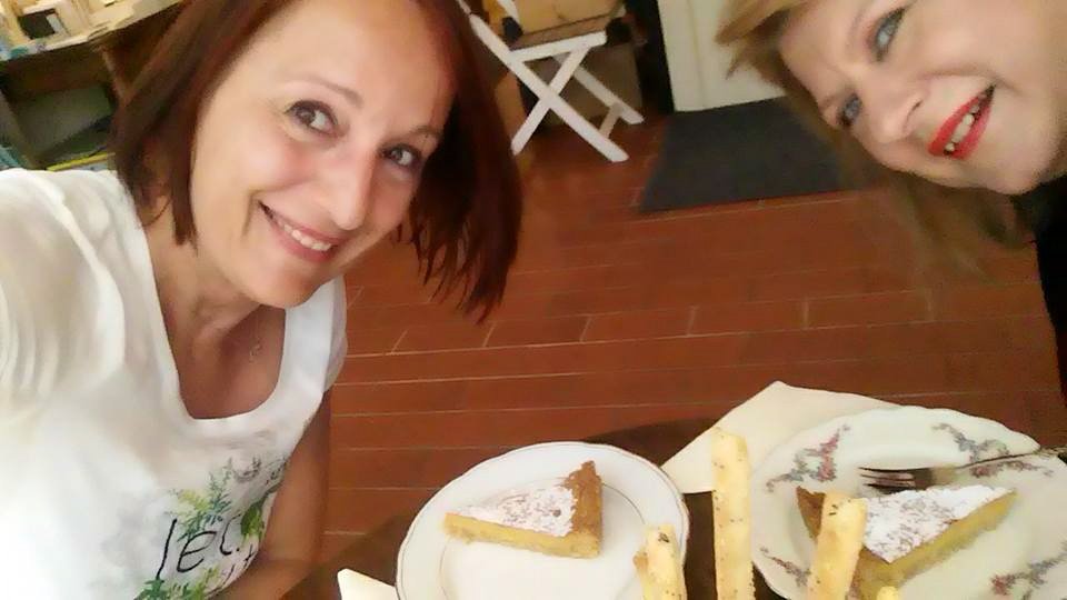 ChNeumeyer's tweet photo. Mit #Autorenkollegin #SabineMarx im #Wiener #BuchcafeMelange. Nach #Kaffee und #Kuchen gab es eine #Lesung mit #PetraHartlieb aus ihrem neuesten #historischen #Roman. Wir erfuhren Anregendes über eine literarische #Wiener Figur, #ArthurSchnitzler und sein #Tagebuch. @MSchwestern https://t.co/2o1PU1tKj1