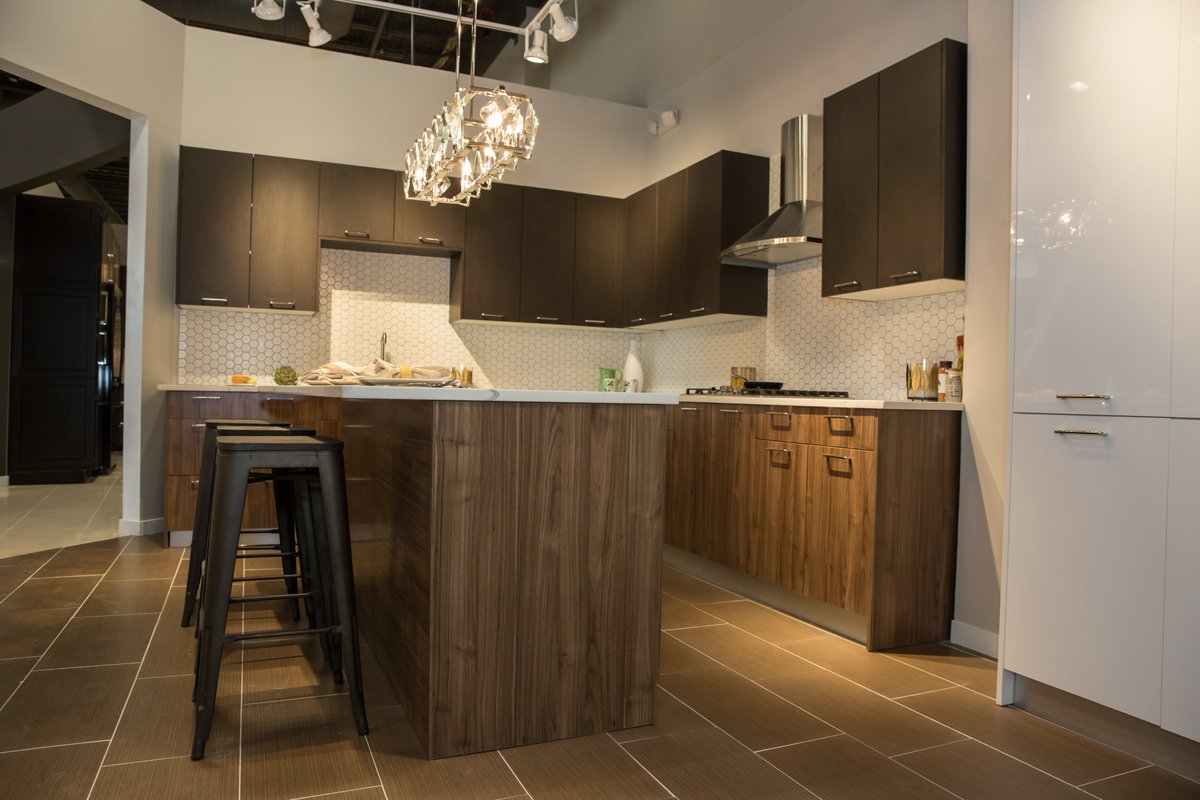 GoldenHome99's tweet photo. Need new cabinets for the upcoming summer??  Come to our newly designed showroom at 2500 Touhy Ave Unit A, Elk Grove Village, IL or visit our website at https://t.co/Pp5uVNcOPC  Here is a good article at https://t.co/cHPs1KkGgv to help give tips on to spruce up your kitchen. https://t.co/q6xUtHLNw0