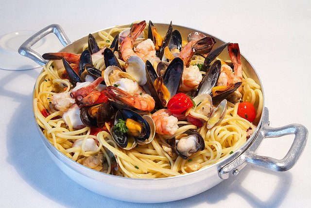 dianorajpg's tweet photo. Tipici delle regioni marine del Centro-Sud, gli spaghetti ai frutti di mare combinano il tipo di pasta più diffuso con il gusto di cozze, vongole, crostacei e altri molluschi. Il tutto servito con pomodorini freschi, prezzemolo e una spruzzata di olio extra-vergine d’oliva https://t.co/FFKGkxooL7