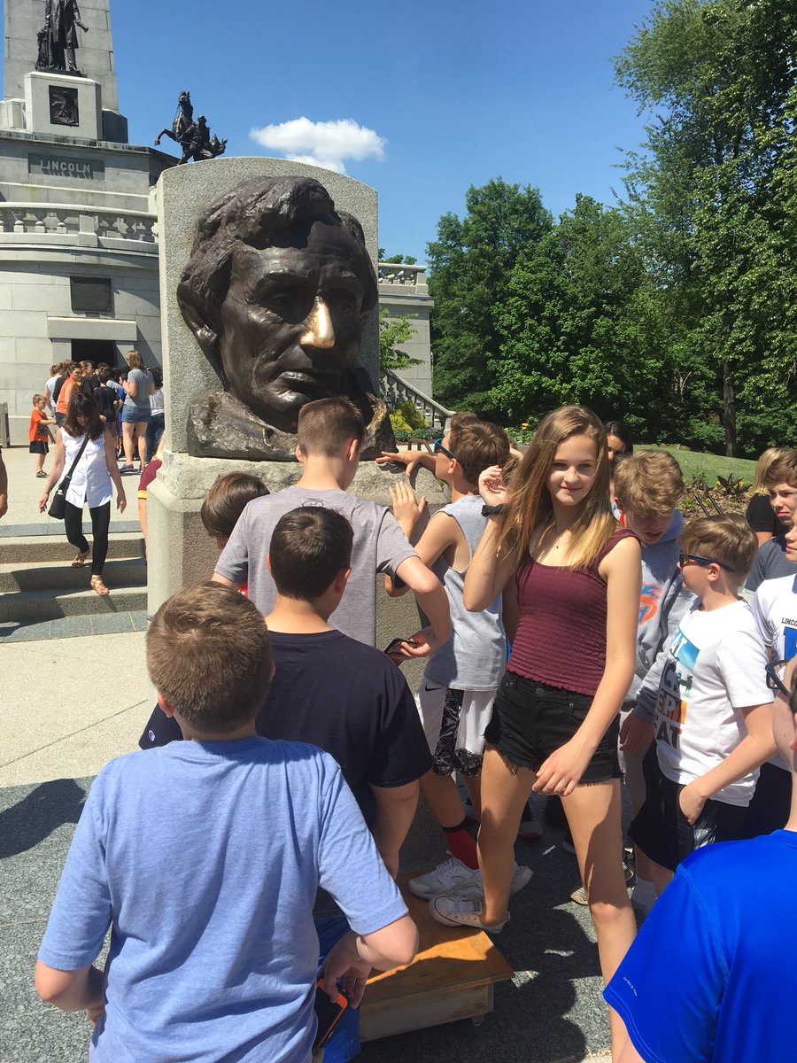tgatsios's tweet photo. Lincoln's tomb... rub his nose for good luck @HCMSTigers157c #HCMSinSpringfield https://t.co/9OBTMrwrb8