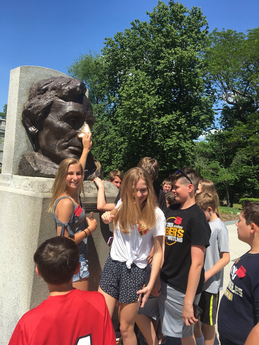 tgatsios's tweet photo. Lincoln's tomb... rub his nose for good luck @HCMSTigers157c #HCMSinSpringfield https://t.co/9OBTMrwrb8