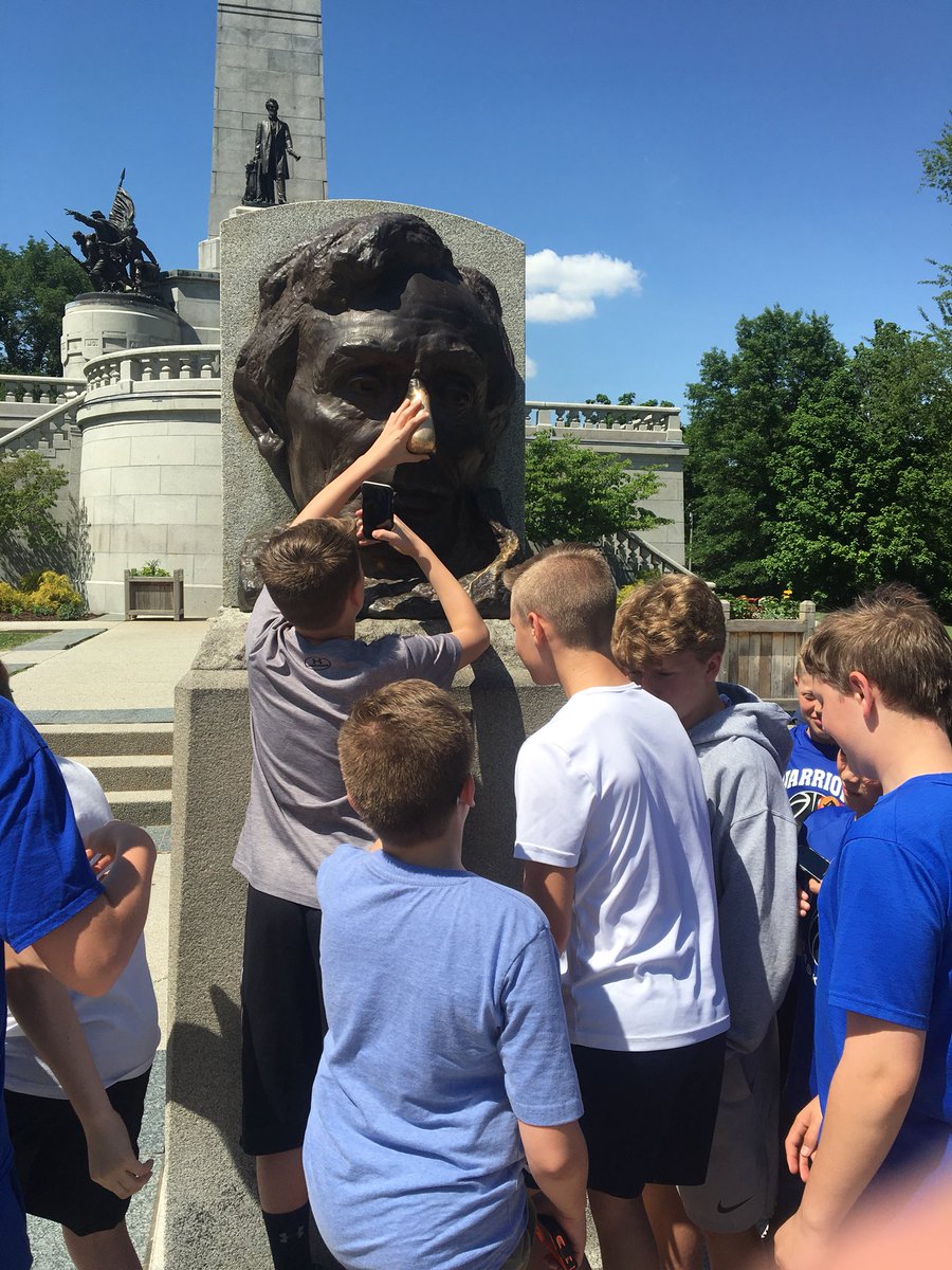 tgatsios's tweet photo. Lincoln's tomb... rub his nose for good luck @HCMSTigers157c #HCMSinSpringfield https://t.co/9OBTMrwrb8