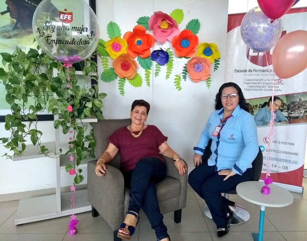 NossaNidia's tweet photo. #ahora con Karim Raymond aprendiendo de  "Marca personal", gracias a la invitación de  @EFECCCASANARE En compañía de Martha Isabel Aldana, miembro de junta directiva de @CCCASANARE 🌸🌈 https://t.co/tKug7yZEa6