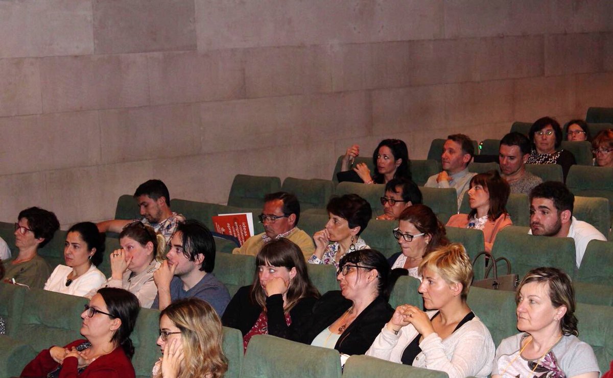 DPHuesca's tweet photo. Terminamos con el verbo #emprender, muy repetido en el foro @Ideandando1 más digital que ha clausurado María Rodrigo hablando de todas las barreras que eliminan las #tecnologías y de "actuar en lo local pensando en global". Experiencias, algoritmos, muchas ideas e incluso música. https://t.co/7KvW9sipZy