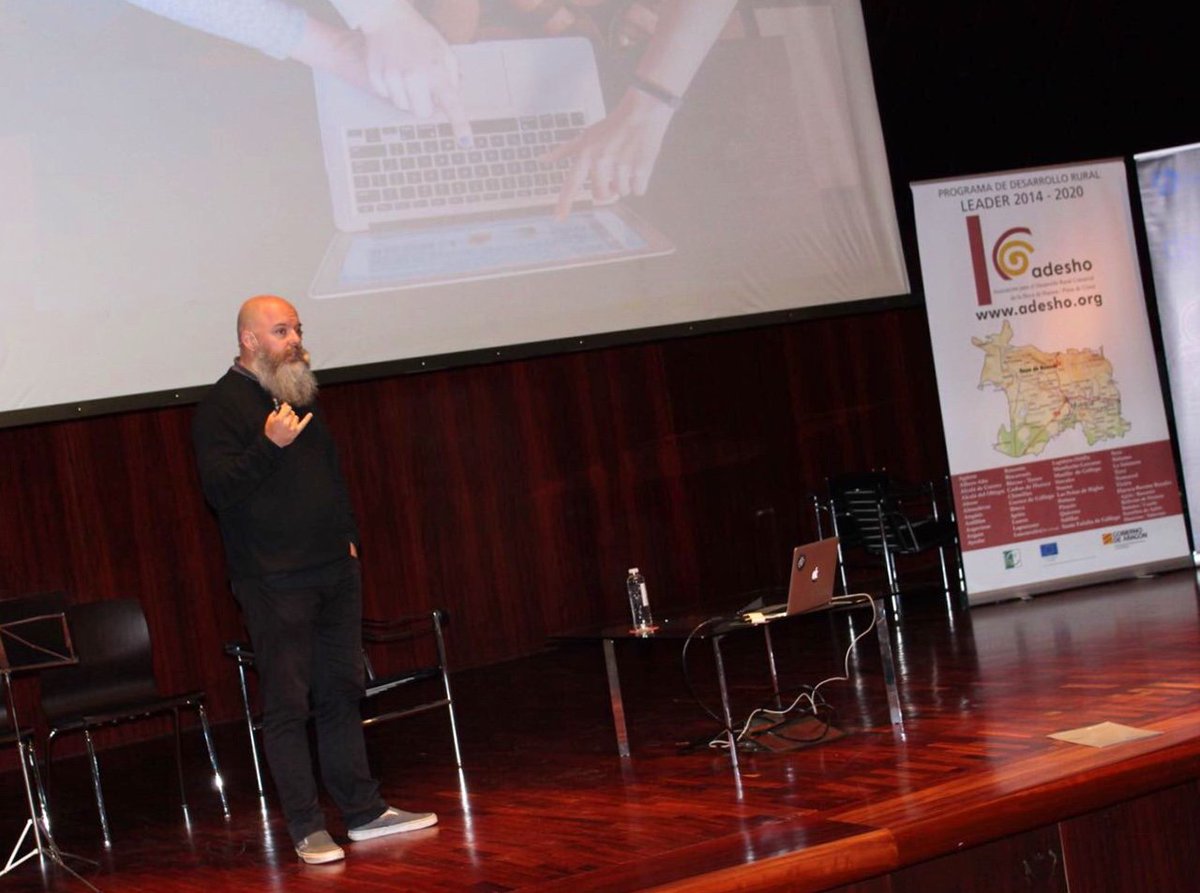 DPHuesca's tweet photo. Terminamos con el verbo #emprender, muy repetido en el foro @Ideandando1 más digital que ha clausurado María Rodrigo hablando de todas las barreras que eliminan las #tecnologías y de "actuar en lo local pensando en global". Experiencias, algoritmos, muchas ideas e incluso música. https://t.co/7KvW9sipZy