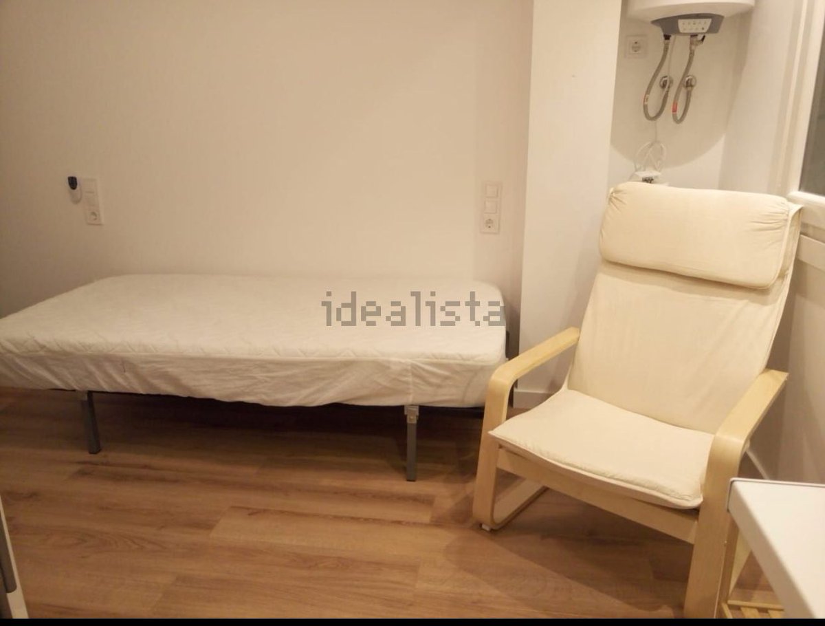 elzulista's tweet photo. Hoy @elzulista llega a Valencia! 20m2 por solo 500€ + gastos de comunidad compartidos! Ideal para autónomos, trabaja incluso desde la ducha, haz 💩 mientras controlas la paella en tu súper cocina! Y además harás ejercicio, ni siquiera está en el centro! https://t.co/OmNWhtPXiF https://t.co/VlsFDCoVUF