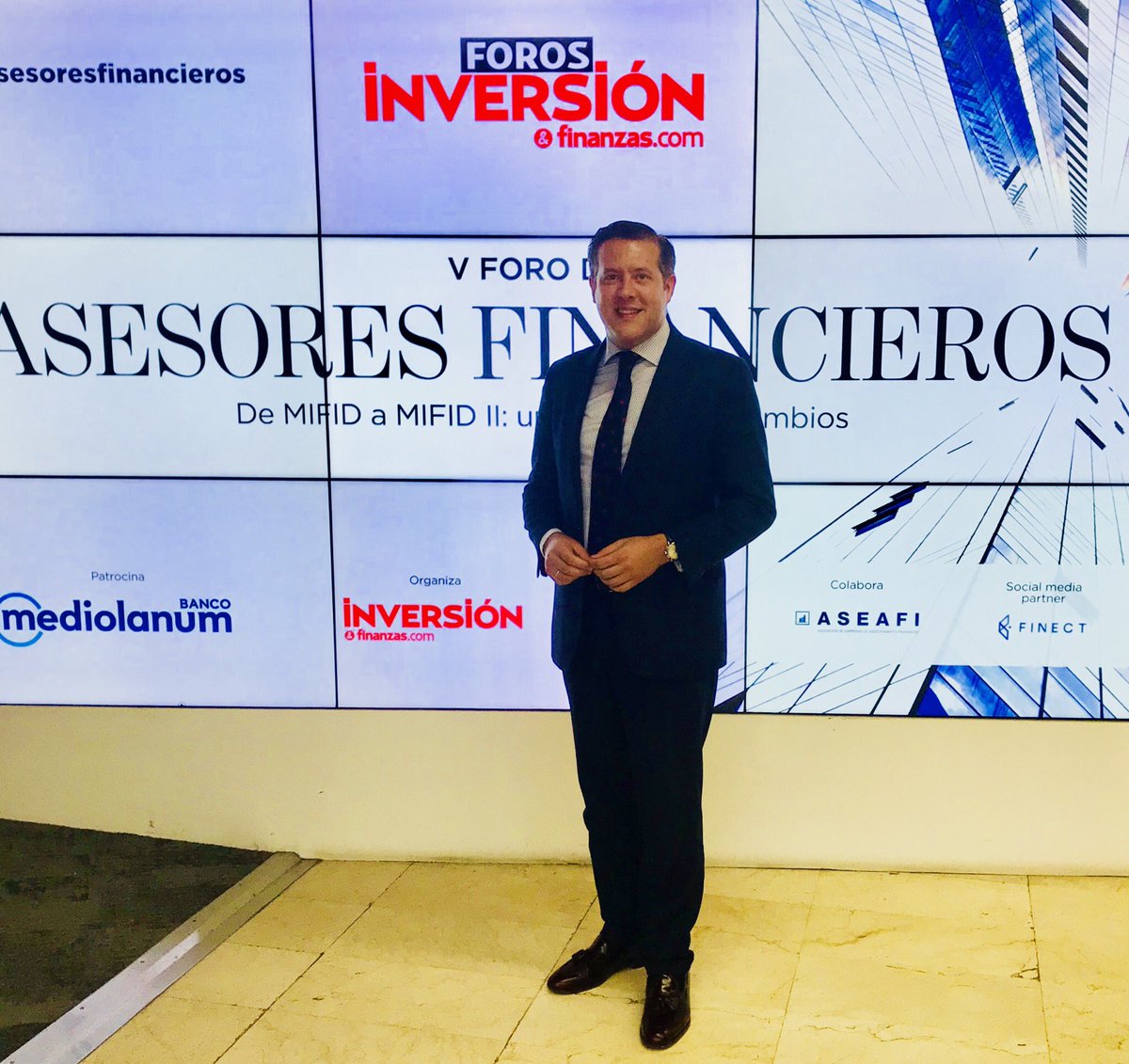 fmorenocuevas's tweet photo. Un placer participar con el equipo de Sotavento en el V Foro de #asesoresfinancieros Nuevos enfoques, nuevas tendencias... Inteligencia Artificial, Big Data, RoboAdvisors! @finanzascom @CSVocento @PeymanNikoo @SotaventoConsul @finect https://t.co/iqny9835l7