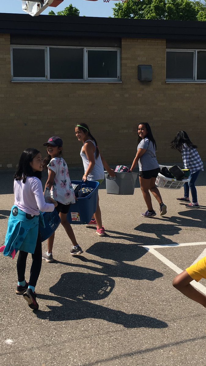 MrsKBoughner's tweet photo. Teamwork at its best to take in the lunch bins 💪🏼 https://t.co/cISzd43NKa
