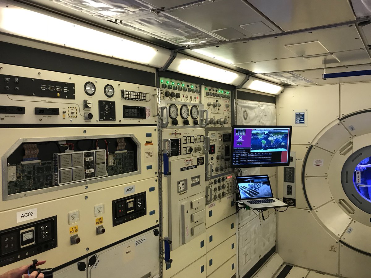 NewerAstro's tweet image. Ou l’on retrouve le module #HPC (comprendre ordinateur puissant de calcul) qui a été envoyé il y a quelques mois par @HP à bord de la @Space_Station ! #spacecomputing #space #hpc #vivatech #ecoledupitch #edp @ecoledupitch @startup_inside_