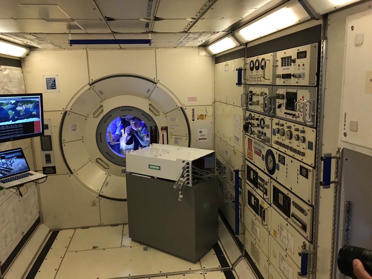 NewerAstro's tweet image. Ou l’on retrouve le module #HPC (comprendre ordinateur puissant de calcul) qui a été envoyé il y a quelques mois par @HP à bord de la @Space_Station ! #spacecomputing #space #hpc #vivatech #ecoledupitch #edp @ecoledupitch @startup_inside_