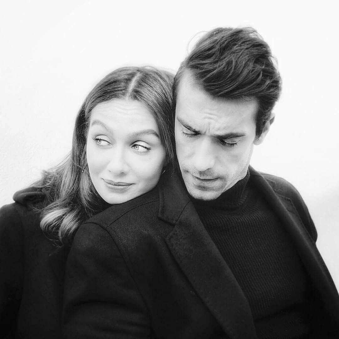 CristiV72's tweet photo. Thank you #AsFer for giving us so much joy. You guys filled our hearts with mixed emotions. Thanks for the wonderful work you've done. #SiyahBeyazAşk will always remain in our hearts.
#BirceAkalay #İbrahimÇelikkol #AslıAslan #FerhatAslan https://t.co/YPHUbzZU3h