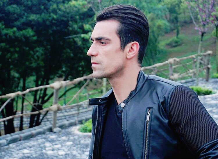 CristiV72's tweet photo. Thank you #AsFer for giving us so much joy. You guys filled our hearts with mixed emotions. Thanks for the wonderful work you've done. #SiyahBeyazAşk will always remain in our hearts.
#BirceAkalay #İbrahimÇelikkol #AslıAslan #FerhatAslan https://t.co/Br11qKuNii