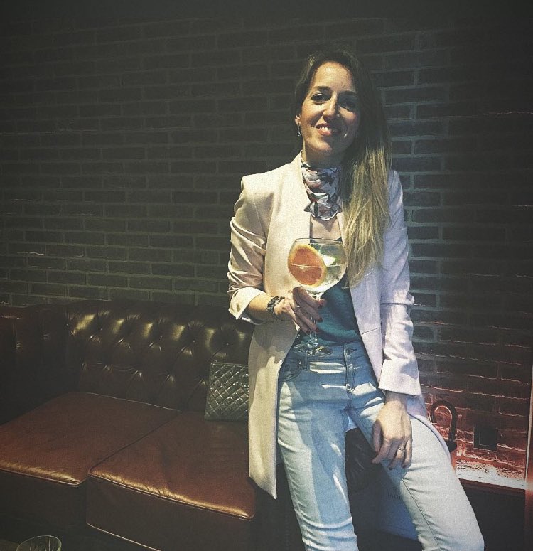 Leni_Alba's tweet photo. Día productivo y finalizamos con este perfecto #gintonic especial @conbuenafacha en #HunkyDoryBilbao 🍸 Más en mis Stories en Instagram! Buenas noches 🌙 #lenialba #blogger #bilbao #night #gin #bilbaonight https://t.co/TdIY1hY11W