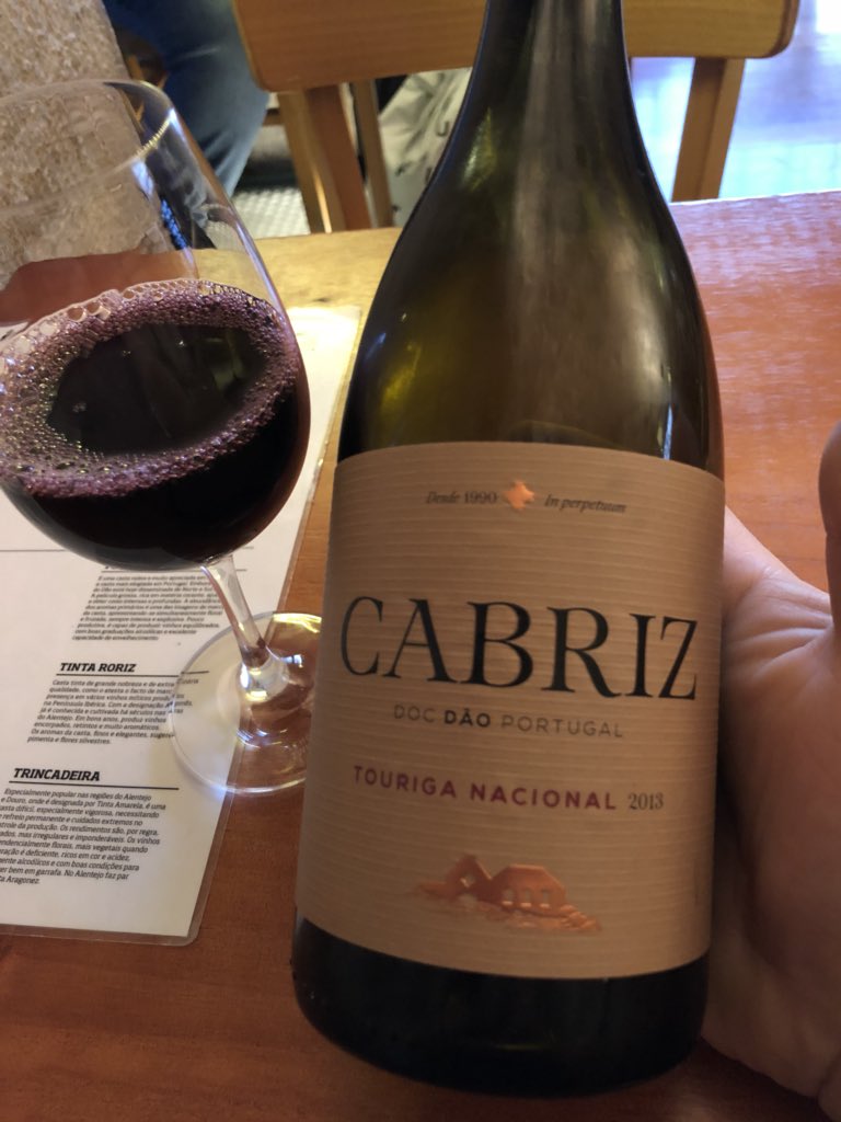 WehrliWines's tweet photo. La #Touriga Nacional es una uva típica de #portugal gran calidad, de donde nacen los #DODouro y #DODão cuerpo, firmeza y notable acidez. #vino #wine. Este #Cabriz 2013 es un claro referente. https://t.co/zvT4k88eTT