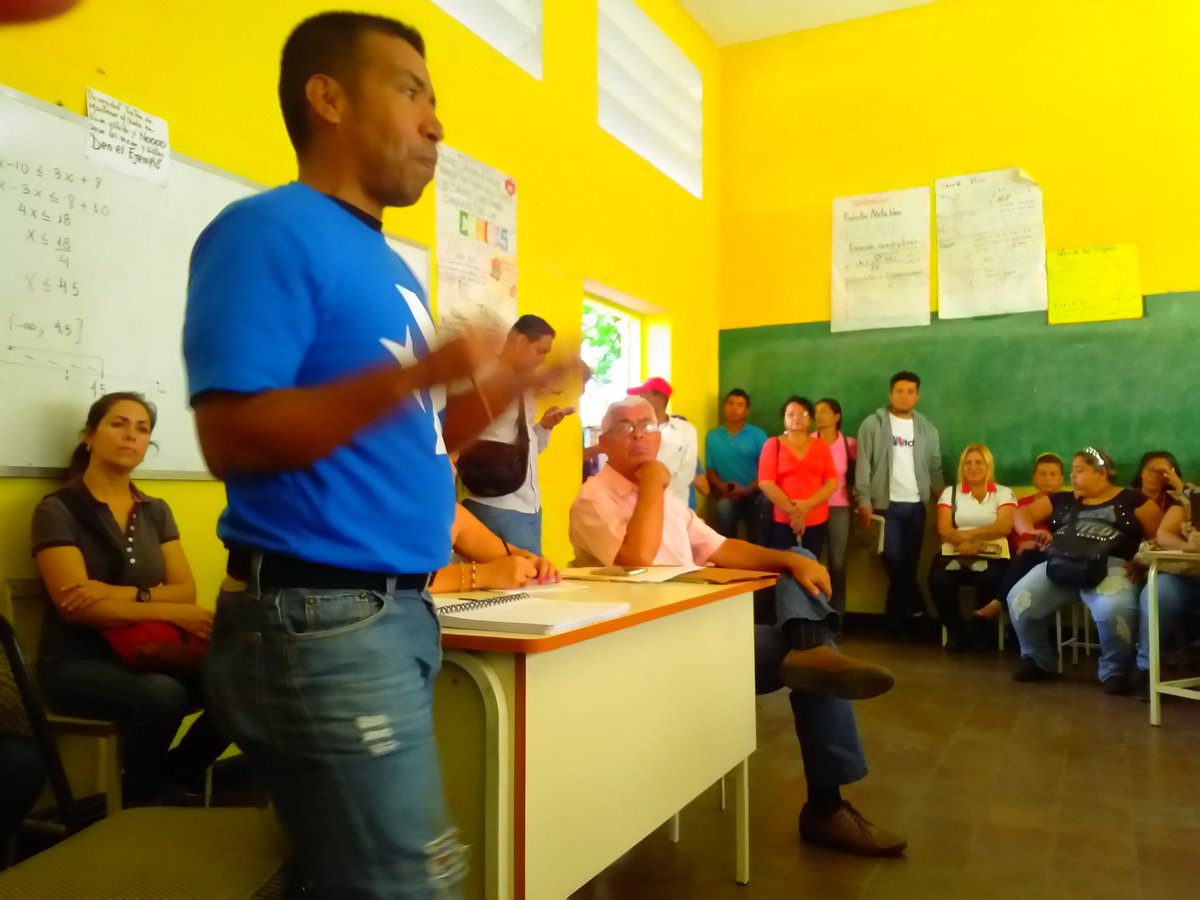 Eider_Torres's tweet photo. Parroquia Concepción activa. Reunidos con nuestros diputados electos @Carlospa36 @LaraEberth, a profundizar la revolución. @SEMATIribarren @AlcIribarren @luisjonaspsuv @NicolasMaduro @dcabellor https://t.co/LNQBx0kTnf
