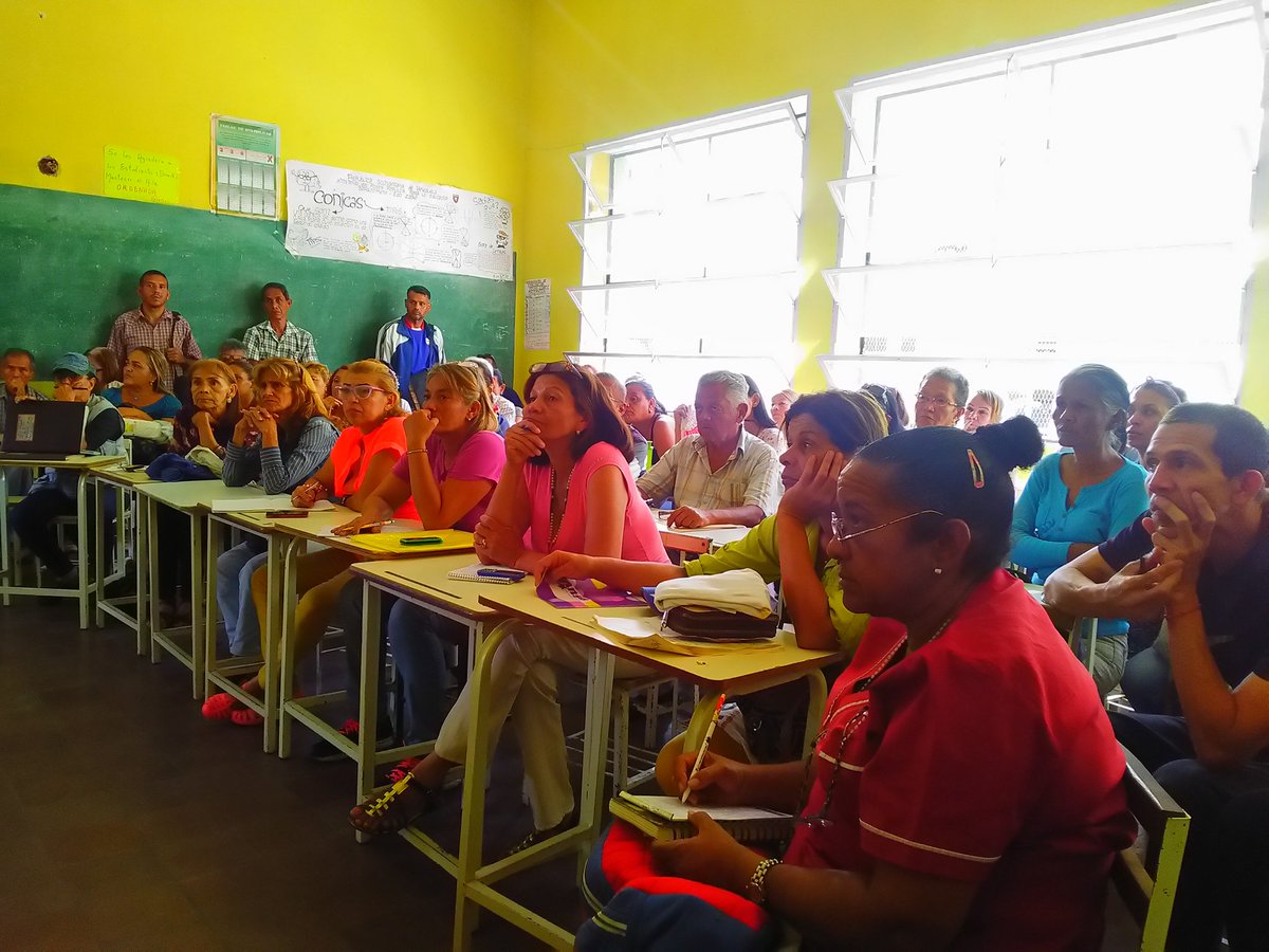 Eider_Torres's tweet photo. Parroquia Concepción activa. Reunidos con nuestros diputados electos @Carlospa36 @LaraEberth, a profundizar la revolución. @SEMATIribarren @AlcIribarren @luisjonaspsuv @NicolasMaduro @dcabellor https://t.co/LNQBx0kTnf