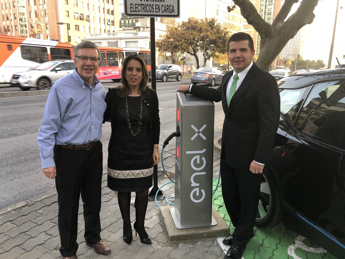 purzuafrei's tweet photo. Con el Alcalde @LavinJoaquin inaugurando la primera electrolinera pública de Las Condes de ENEL X @Enel_Chile, liderando la electro movilidad para Chile. https://t.co/OiGYMdNty3