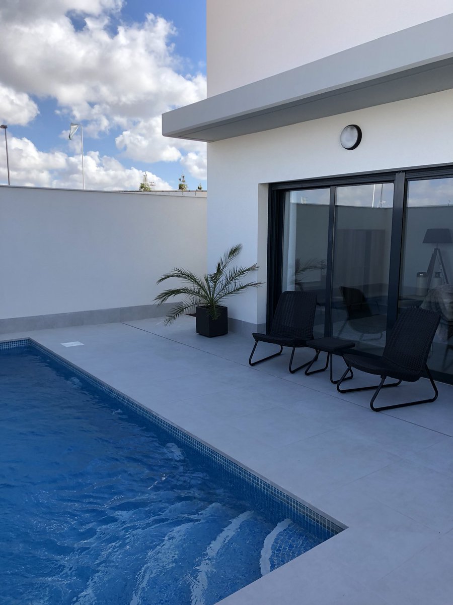 Aluse11's tweet photo. Viviendas en los Alcázares, con piscina privada y tres dormitorios a precios asequibles https://t.co/fX0uUlamul