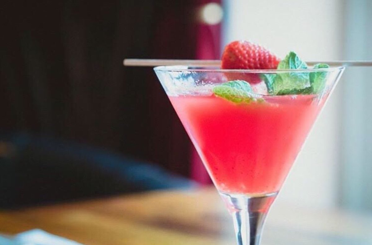 Come join us for Happy Hour tonight from 6pm - 8pm. #happyhour #martini #specialtycocktails #fullbar #finedining #thirstythursday #santamonica #thebuffaloclub