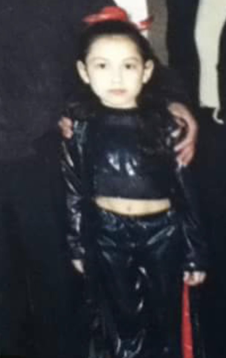 azarethdalena's tweet photo. BITCH IM SCREAMING LOOK AT ME WHEN I WAS 7 AND THEN MY IDOLS WOWOWOWOW WE ARE CONNECTED I WASNT MADE TO FALL IN LINE ASHSKSLAL #FaIlinLine https://t.co/ypYwqFnq3I